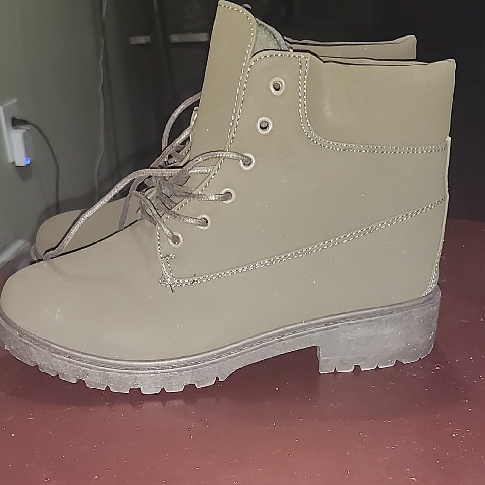 Rouge Helium Green Combat Boots Size 9 Lace-Up Rugged Sole Ankle Boots - Picture 2 of 5